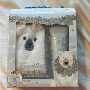 Essential Foot Set with Cooling Foot Lotion and Plush Socks